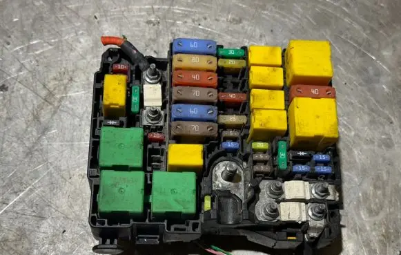 Peugeot 308 Fuse module 9804848580