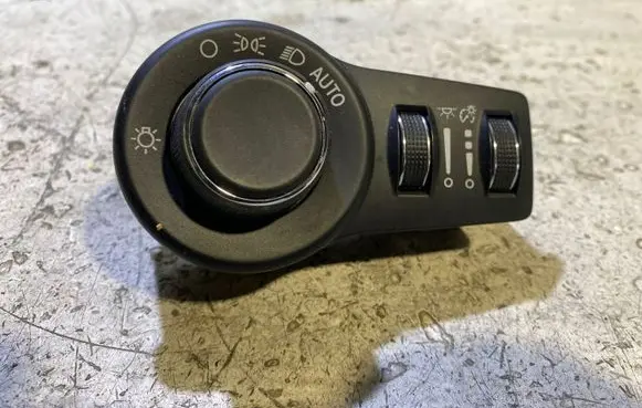 Chrysler 200 Light switch P68156005AB 820014113 12624