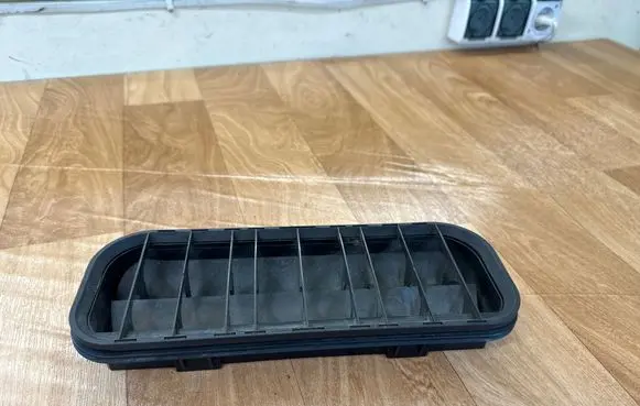 Volkswagen Multivan T5 Quarter panel pressure vent 7H0819181