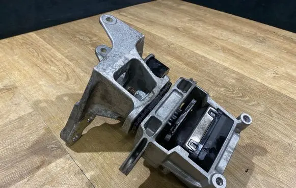 Land Rover Range Rover Evoque L551 Engine mount bracket K8D26P096AA K8D26F030AA