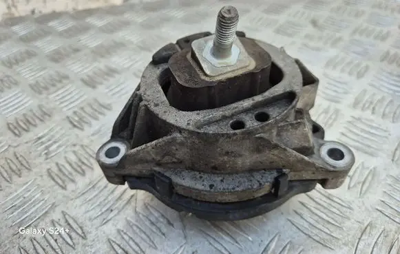 Engine mount bracket