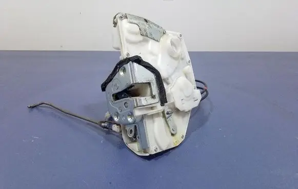Suzuki Swift I Front door lock 