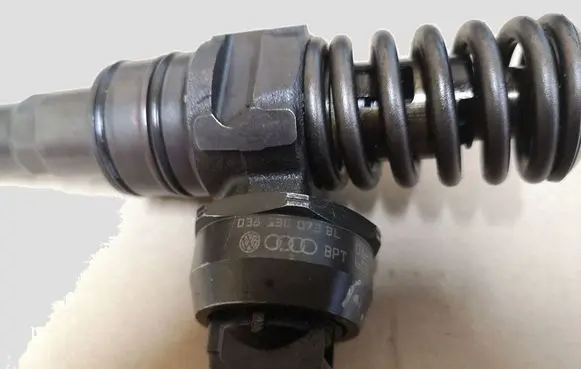 Volkswagen Polo IV 9N3 Fuel injector 038130073BL