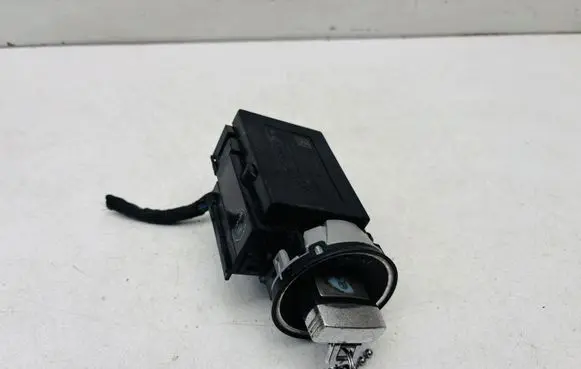 Volkswagen PASSAT B6 Ignition lock 3C0905843M 33303301