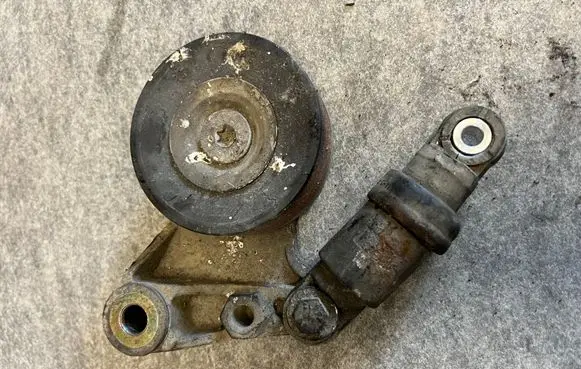 Nissan Terrano Generator/alternator belt tensioner