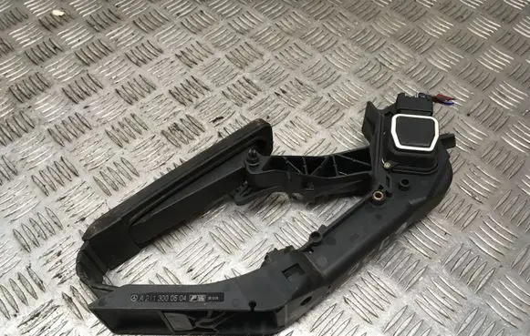 Mercedes-Benz E W211 Accelerator throttle pedal A2113000504 A2033010001