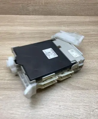 Toyota Prius+ (ZVW40) Fuse module 8922147211 8273047420A