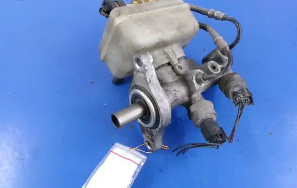 Volkswagen New Beetle Master brake cylinder
