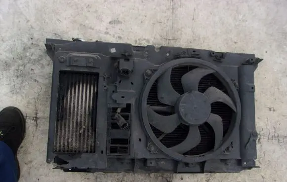 Citroen C4 I Picasso Radiator support slam panel