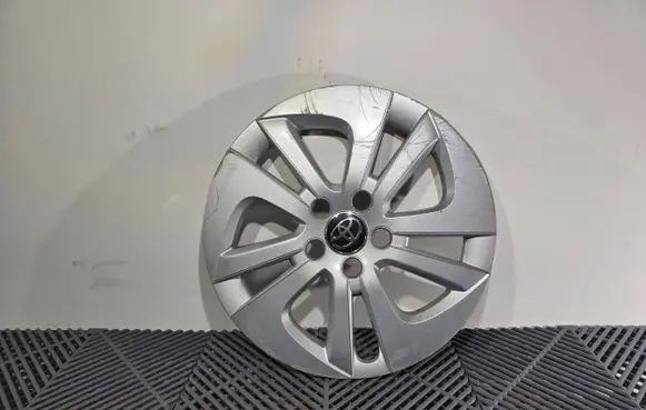 Toyota Prius (XW50) R15 wheel hub/cap/trim T0YC1A