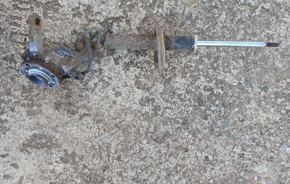 Suzuki Swift I Front wheel hub spindle knuckle