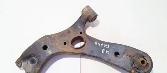 Toyota Avensis T270 Front lower control arm/wishbone