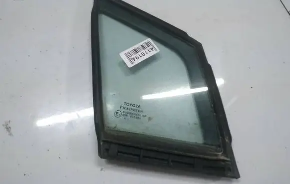 Toyota Avensis T270 Front door vent window glass four-door as2