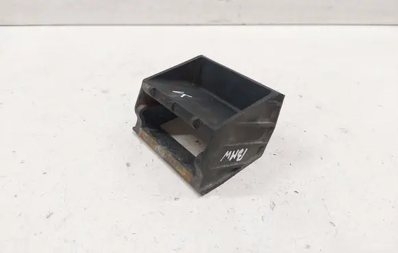 Radiator mount bracket