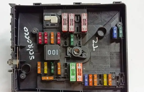 Volkswagen Scirocco Fuse module 1K0937629AT2 1K0937629A