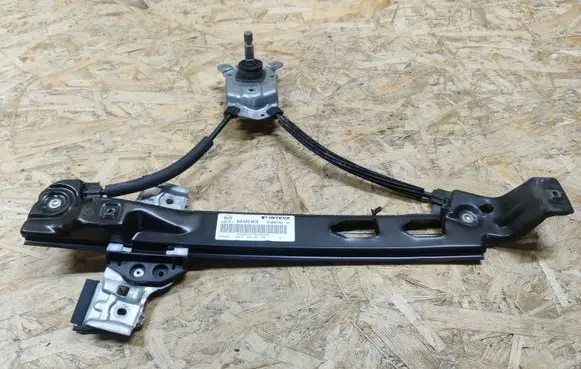 Rear door manual window regulator