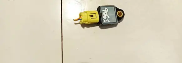 Hyundai i30 Airbag deployment crash/impact sensor 959203k000 3khlby8hy68554