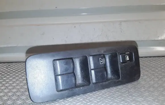Nissan Qashqai Electric window control switch 25401JD000