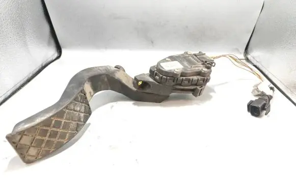 Volkswagen PASSAT B5 Accelerator throttle pedal 8D1723523H 1011100