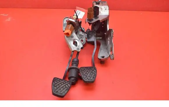 Accelerator throttle pedal