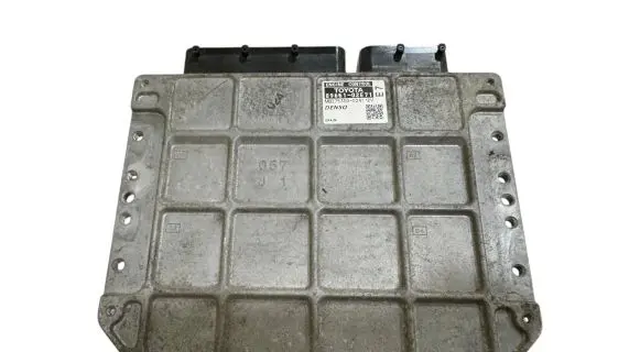 Toyota Auris 150 Engine control unit/module 8966102E71 MB2753000241