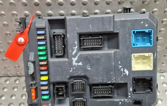 Peugeot 207 Fuse module S26312698 9666952080