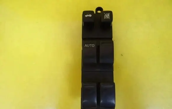 Nissan Primera Electric window control switch 25401AV640