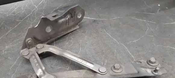 Chrysler 300M Tailgate hinge 4575656