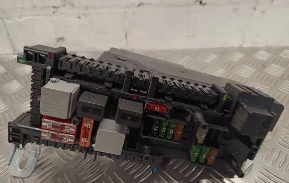 Mercedes-Benz C W204 Fuse module 2049060505 5DK01102210 2049015402