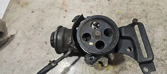 Toyota Avensis Verso Power steering pump 