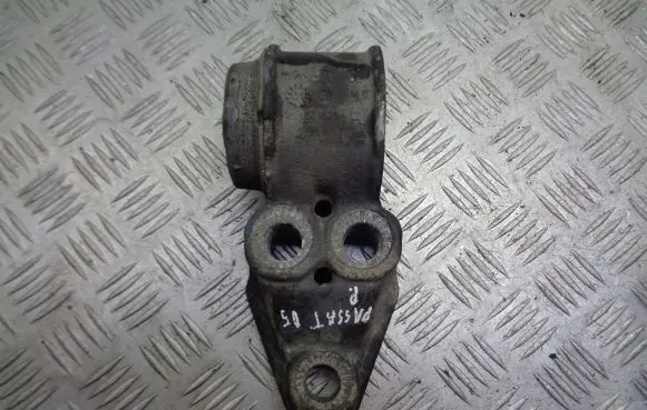Volkswagen PASSAT B5.5 Engine mount vacuum valve 