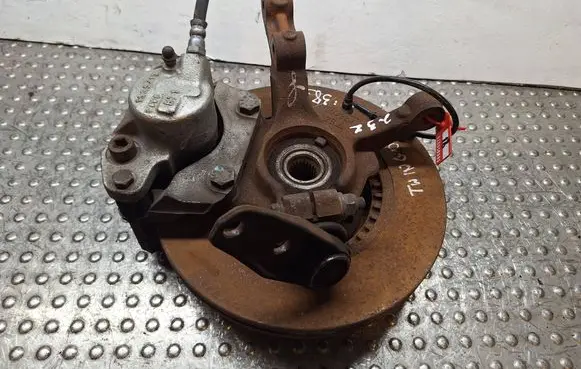 Renault Twingo II Front wheel hub spindle knuckle S25056383 8200663593