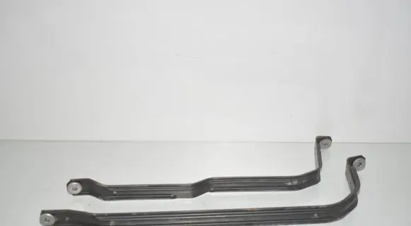 Fuel tank mounting bracket