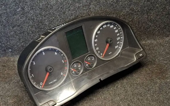 Volkswagen Tiguan Speedometer (instrument cluster) 5N0920870D