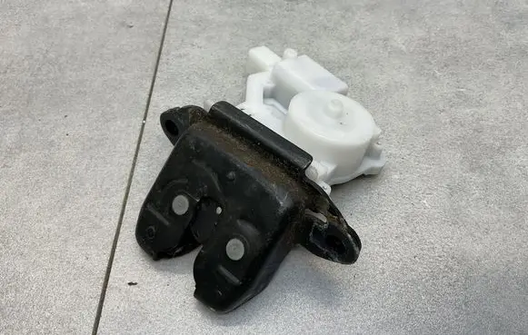 Nissan Pulsar Tailgate/trunk/boot lock/catch/latch 