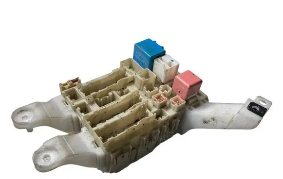 Toyota Verso Fuse module 827300F051C 15739F23