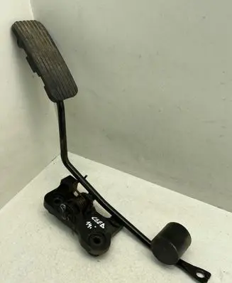 Accelerator throttle pedal
