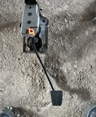 Peugeot 4007 Brake pedal 