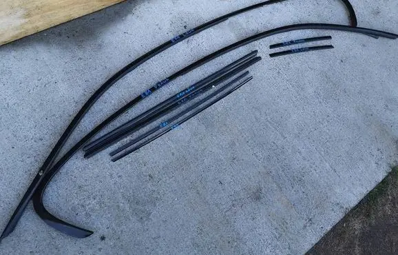 BMW 1 E81 E87 Front door glass trim molding 