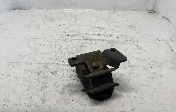 Toyota Avensis T220 Engine mount bracket
