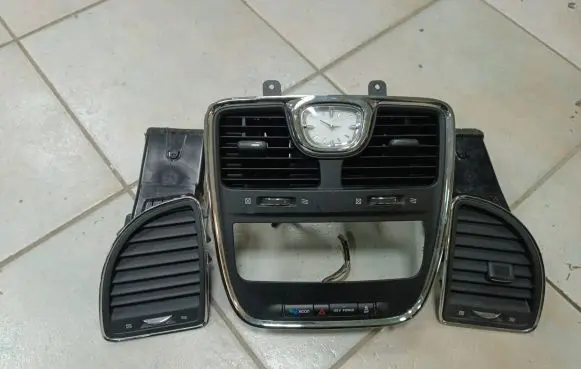 Chrysler Town & Country V Dash center air vent grill