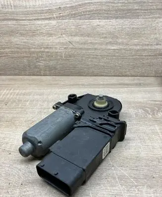 Volkswagen Touareg I Front door window regulator motor 0130821764