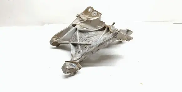 Engine mounting bracket