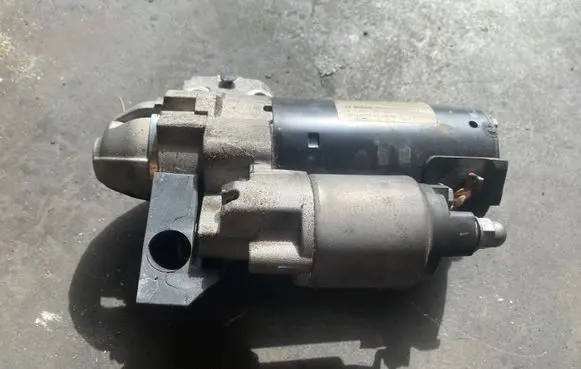 BMW 5 G30 G31 Starter motor 8589891 0001148515