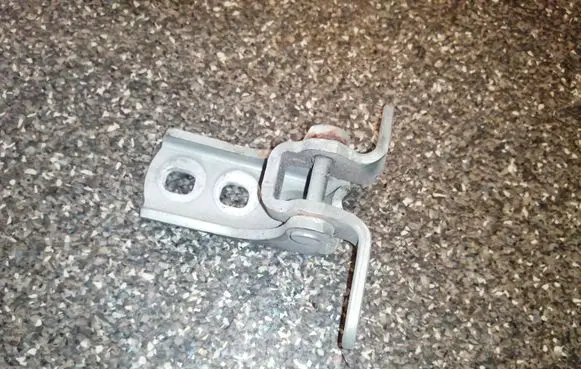 Opel Astra J Front door lower hinge 