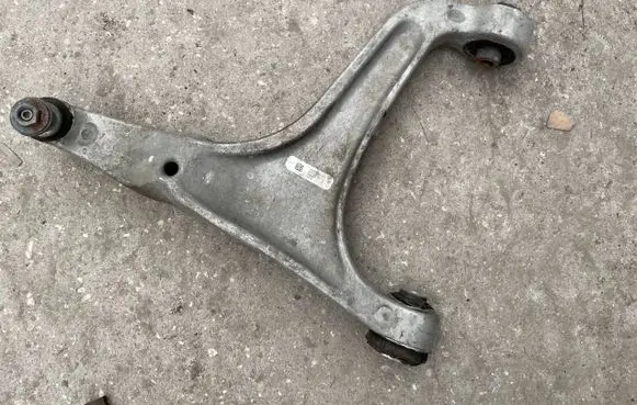 Maserati Quattroporte Front lower control arm/wishbone 670006934
