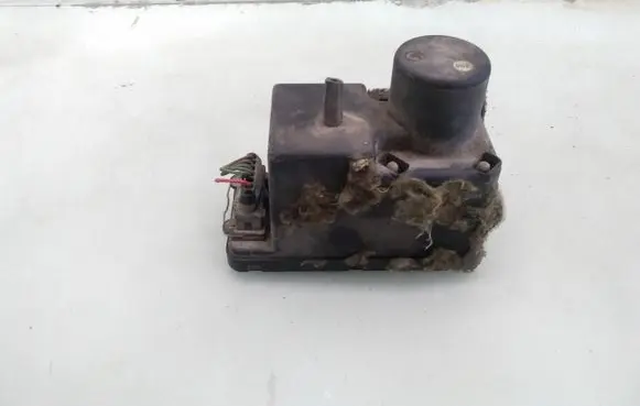 Volkswagen PASSAT B4 Central locking vacuum pump 443862257D