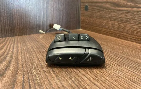 Steering wheel buttons/switches