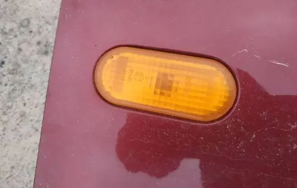 Front fender indicator light