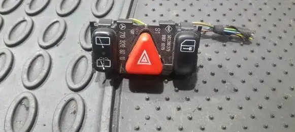 Mercedes-Benz E W210 Hazard light switch 2108208010 501280279
